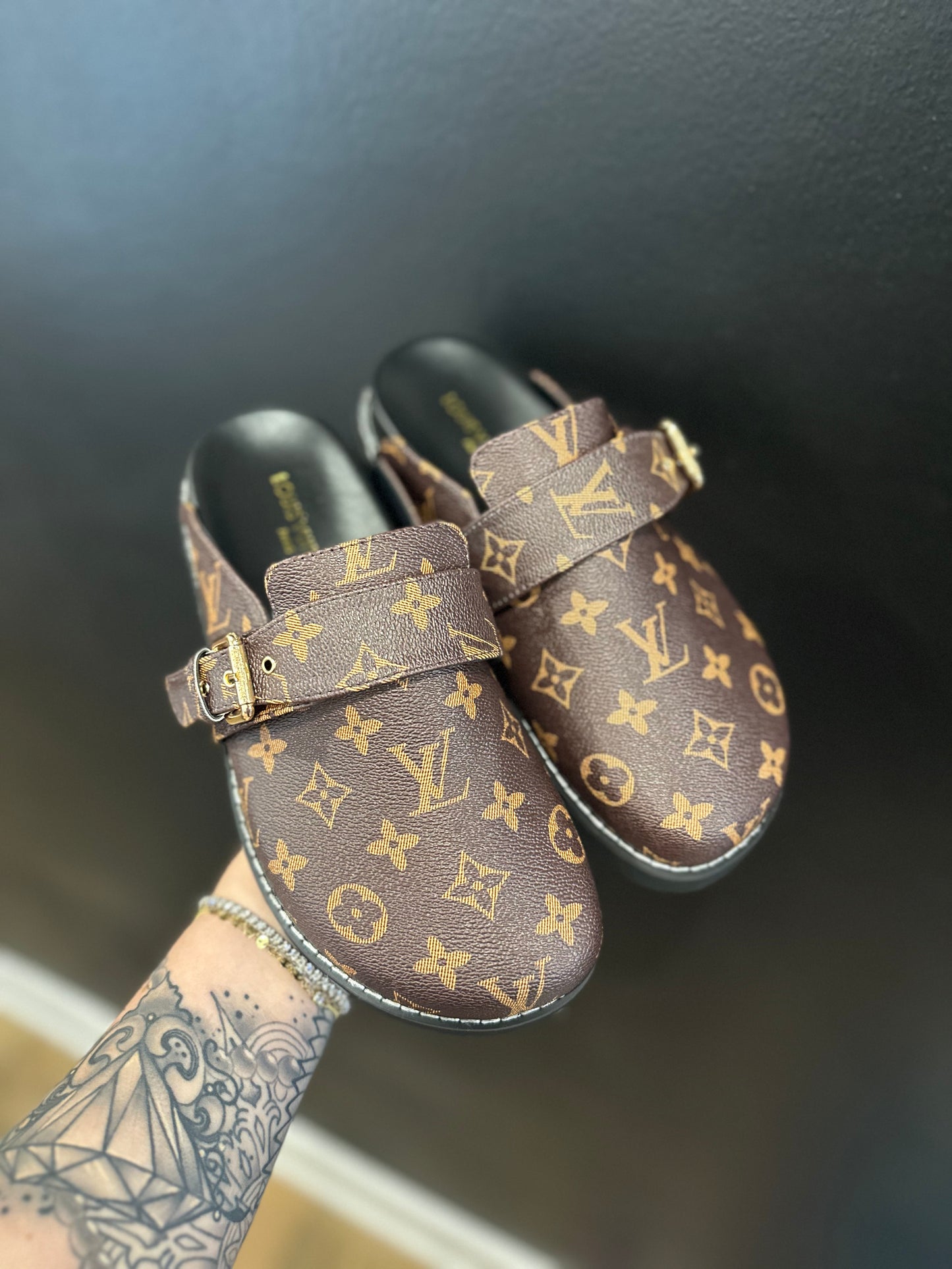 BROWN LV MONO CLOG